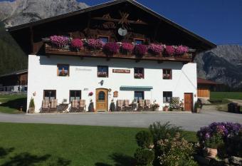 Pfannelerhof has Balcony rooms