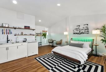 Scottsdale - 445 N Arizona Ave Unit 12 has rooms with a private hot tub