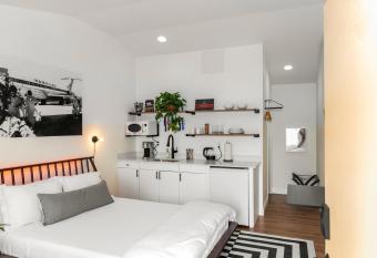 Scottsdale - 445 N Arizona Ave Unit 13 has rooms with a private hot tub