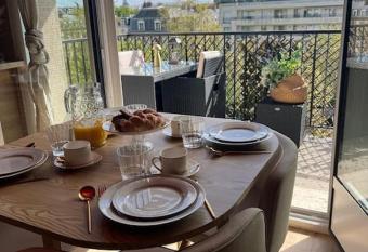 Luxueux appartement vue Tour Eiffel has Balcony rooms