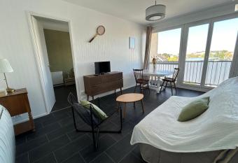 T2 au coeur de Saint-Brieuc allows 18 year olds to book a room