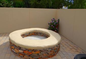 Alakhe Luxurious Selfcatering Accommodation has rooms with a private hot tub