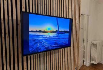 Le city apartment    2 min du m  tro Ligne 7. has Balcony rooms