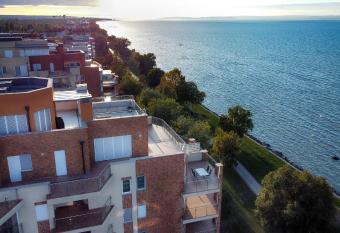 Galerius Golden Beach Apartment allows 18 year olds to book a room