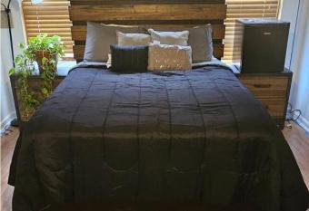 Comfy Spacious Private Room 1 with Attached Bath allows 18 year olds to book a room