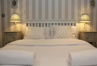 Lovely ground floor apartment near Windsor & Ascot has Balcony rooms