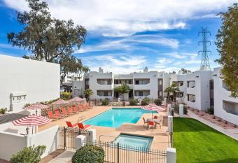 Sweet Retreat in Scottsdale has rooms with a private hot tub