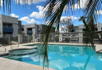 Elite Retreat Old Town has rooms with a private hot tub