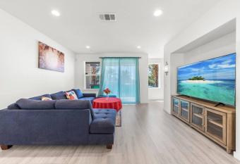 Spacious 4BR/3B House btw Disneyland & Universal allows 18 year olds to book a room