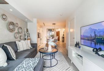 Luxury Suite Downtown Toronto Near CN Tower has rooms with a private hot tub