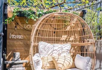 Luxury Suite With Private Terrace Downtown Toronto has rooms with a private hot tub