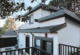 Modern Home in Vancouver close to Downtown and Airport has Balcony rooms