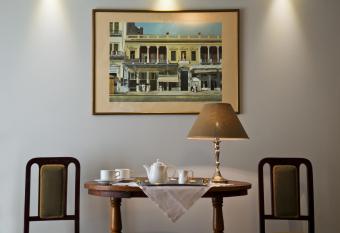 Ellinon Thea Arachova has rooms with a private hot tub