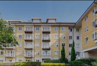 Lovely 3 bedroom penthouse apartment near Heathrow allows 18 year olds to book a room