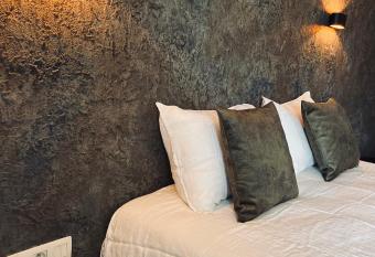 La Grainerie allows 18 year olds to book a room