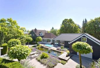 SpotElst vakantiehuis has rooms with a private hot tub