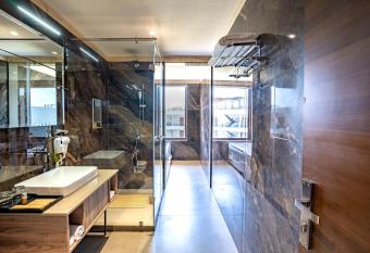 Shervani Pebbles And Pines Corbett has rooms with a private hot tub