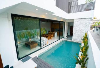 Pradha Kuta, 3 BDR, 3 minutes from seminyak beach has rooms with a private hot tub
