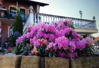 La Suite has rooms with a private hot tub