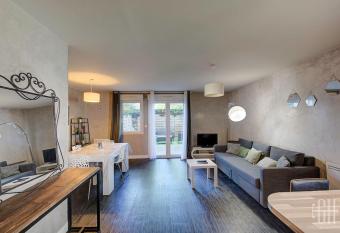 Le Dahlia / Jardin Botanique has Balcony rooms