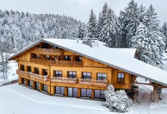 Domaine de Montagne - H  tel Chalet Fr  re Joseph has rooms with a private hot tub