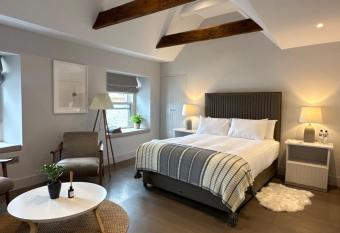 Number One - Townhouse has rooms with a private hot tub