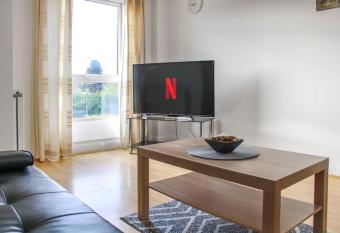 Modern 2-Bed in Watford Centre allows 18 year olds to book a room