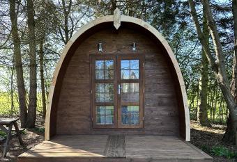 Woodland camping pod with use of campsite bathroom has Balcony rooms