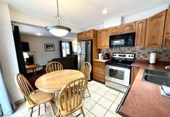 Family Vacation Hub has rooms with a private hot tub