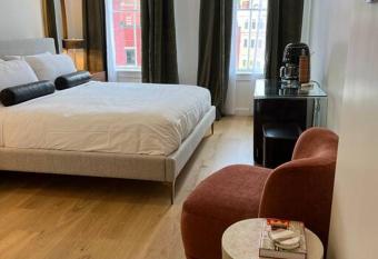 The Phenix, Historic Dtwn Hotel, Market Square View, King Bed, Room # 400 allows 18 year olds to book a room