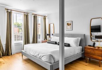 West Market Square View, Historic Hotel Dtwn, King Bed, Room # 401 allows 18 year olds to book a room