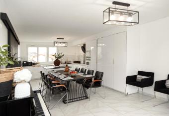 CosyVilla proche gare Paris, Disneyland, sites jeux olympiques pour 12 personnes has Balcony rooms