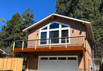 HideAway Chalet has Balcony rooms