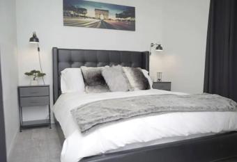 2 Miles to Disneyland -FREE Parking! In Anaheim CA allows 18 year olds to book a room