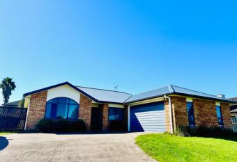 Spacious Comfty 4 BDMs House in Rototuna has Balcony rooms