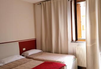 Casa Vacanze La Torre has Balcony rooms