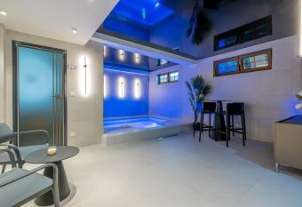 Villa & Spa Chunarot has rooms with a private hot tub