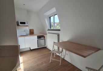 Dans l impasse allows 18 year olds to book a room