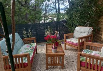 Entre Vignes & Piano  has rooms with a private hot tub