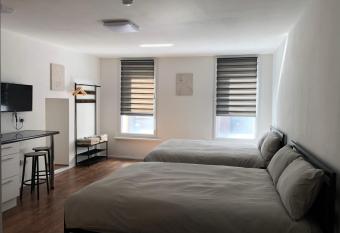 Studio in Bolton town, Short stay studio 4 allows 18 year olds to book a room