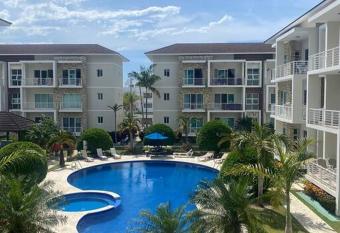 For Rent 3-bedrooms, 2 baths apartment /2nd Floor has rooms with a private hot tub