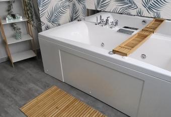 Bel appartement avec Baln  o allows 18 year olds to book a room