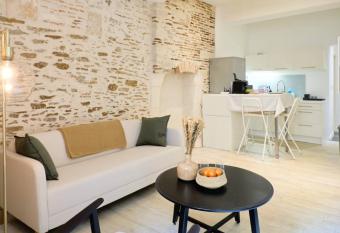 La loge des Carm  lites Coeur de Nantes WIFI allows 18 year olds to book a room