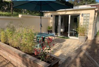 Dune et Terrasse allows 18 year olds to book a room