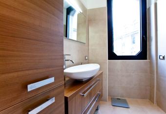 Homeinmilano Duomo has rooms with a private hot tub