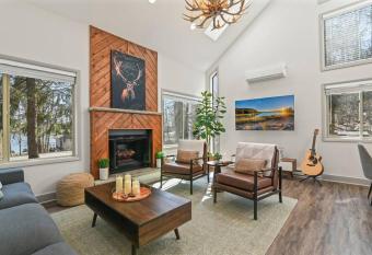 3BR, Lakeview, Hot Tub, Nintendo Switch - Deer Haven Poconos Retreat has rooms with a private hot tub