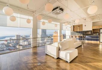 Ap   Incr  vel! Perto de TUDO! allows 18 year olds to book a room