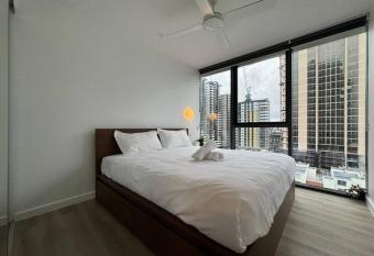 Luxury and convenient unit in South Brisbane has rooms with a private hot tub