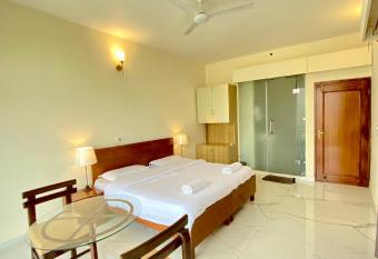 Lake 1 Estate has Smoking/Balcony rooms