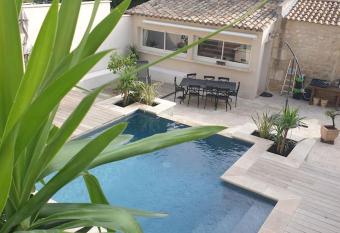 Mas avec jacuzzi et piscine    d  bordement allows 18 year olds to book a room